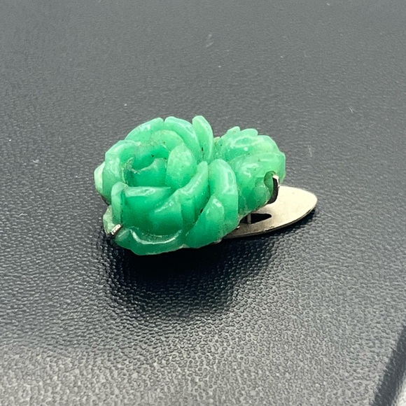 Green carved flower rose shaped stone silver tone vintage dress clip antique - Picture 5 of 16